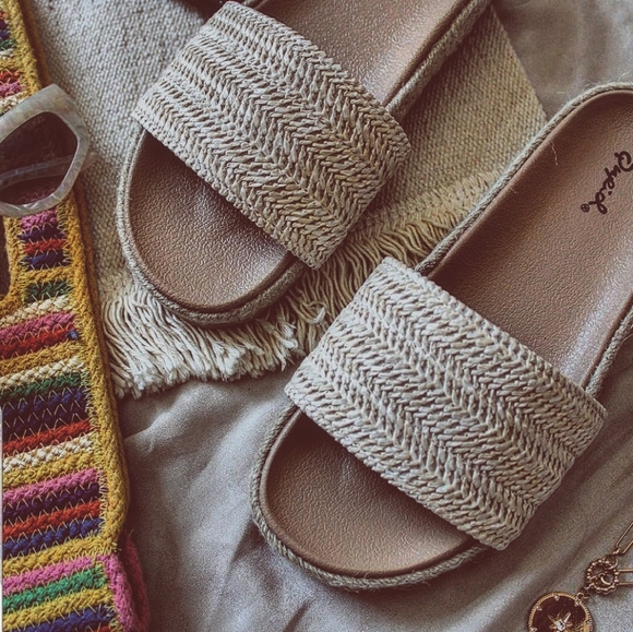 🚨FEW PAIRS LEFT🚨// Beige woven Slide Mule - Picture 2 of 5